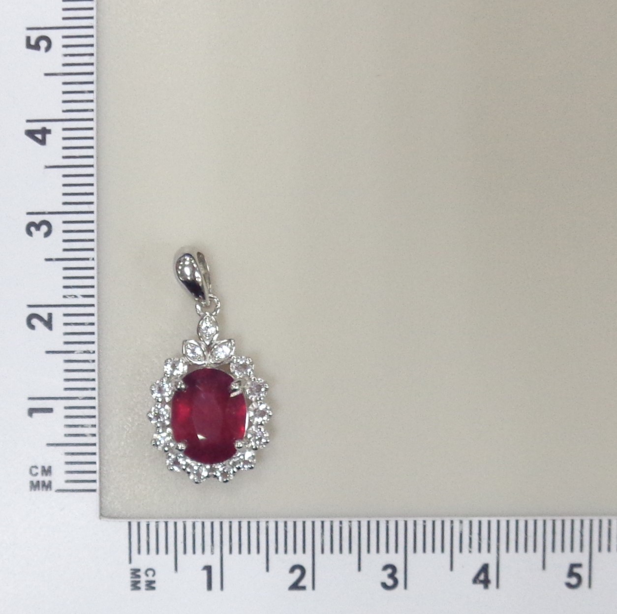 Серебряная подвеска с рубином